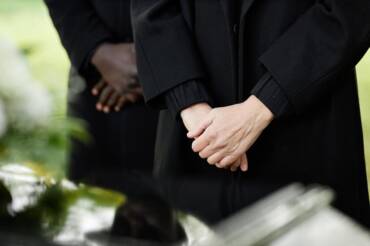 El significado de la ropa negra en los funerales